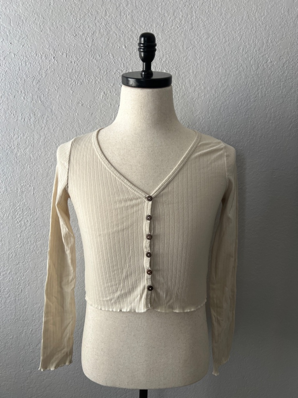 Heart & Hips Cream Ribbed V-Neck Button-Front Crop Top